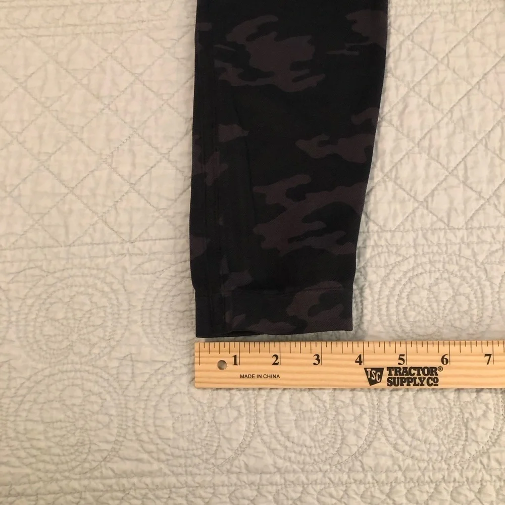 Spanx Look At Me Now black camo seamless leggings. Women’s size XL.